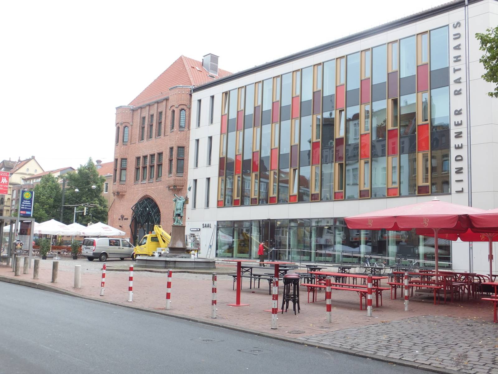 Lindener Marktplatz mit Blick auf das Lindener Rathaus